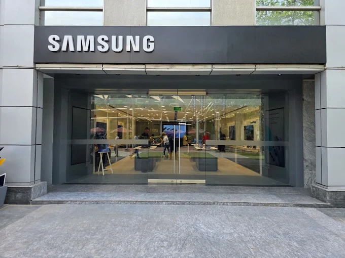 Samsung Experience Store- Cyberhub, Gurugram storefront