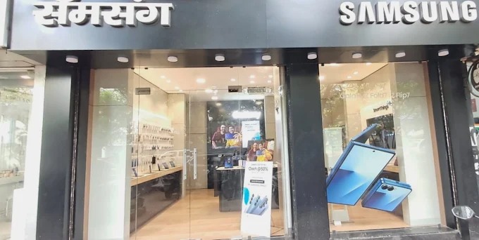 Samsung Experience Store- Koliwada storefront